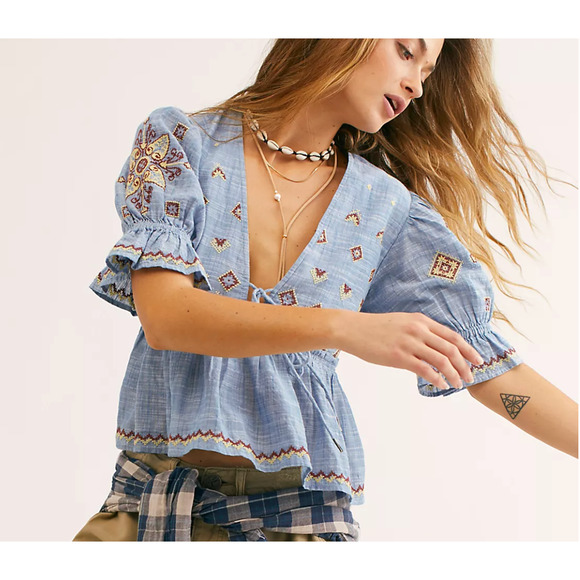 Free People Tops - FREE PEOPLE Tallulah Embroidered Chambray Puff Sleeve Cropped Top Size S
